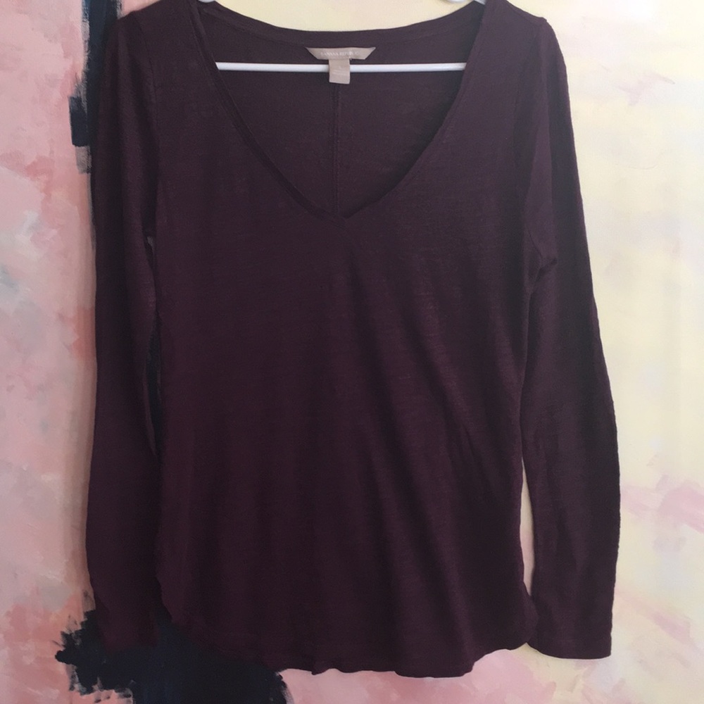 BANANA REPUBLIC V-NECK TEE SMALL BURGUNDY